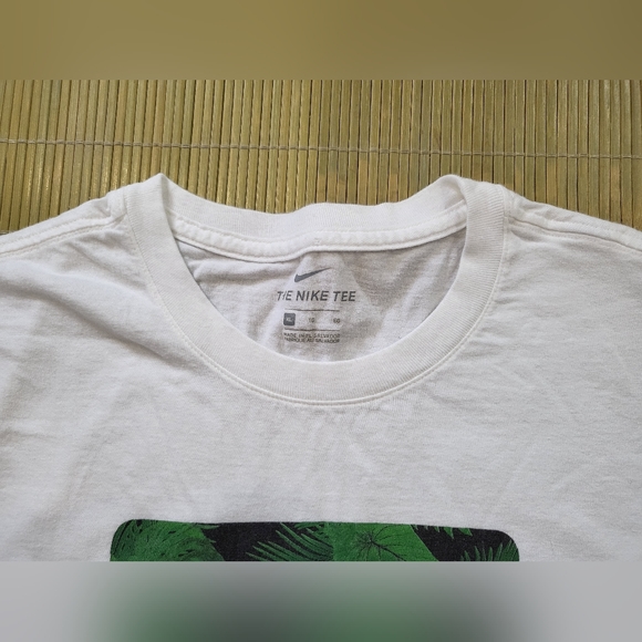 ♡ SOLD ON EBAY ♡ Nike Men's XL White Logo Green Leaves Short Sleeve Tee - Picture 4 of 11